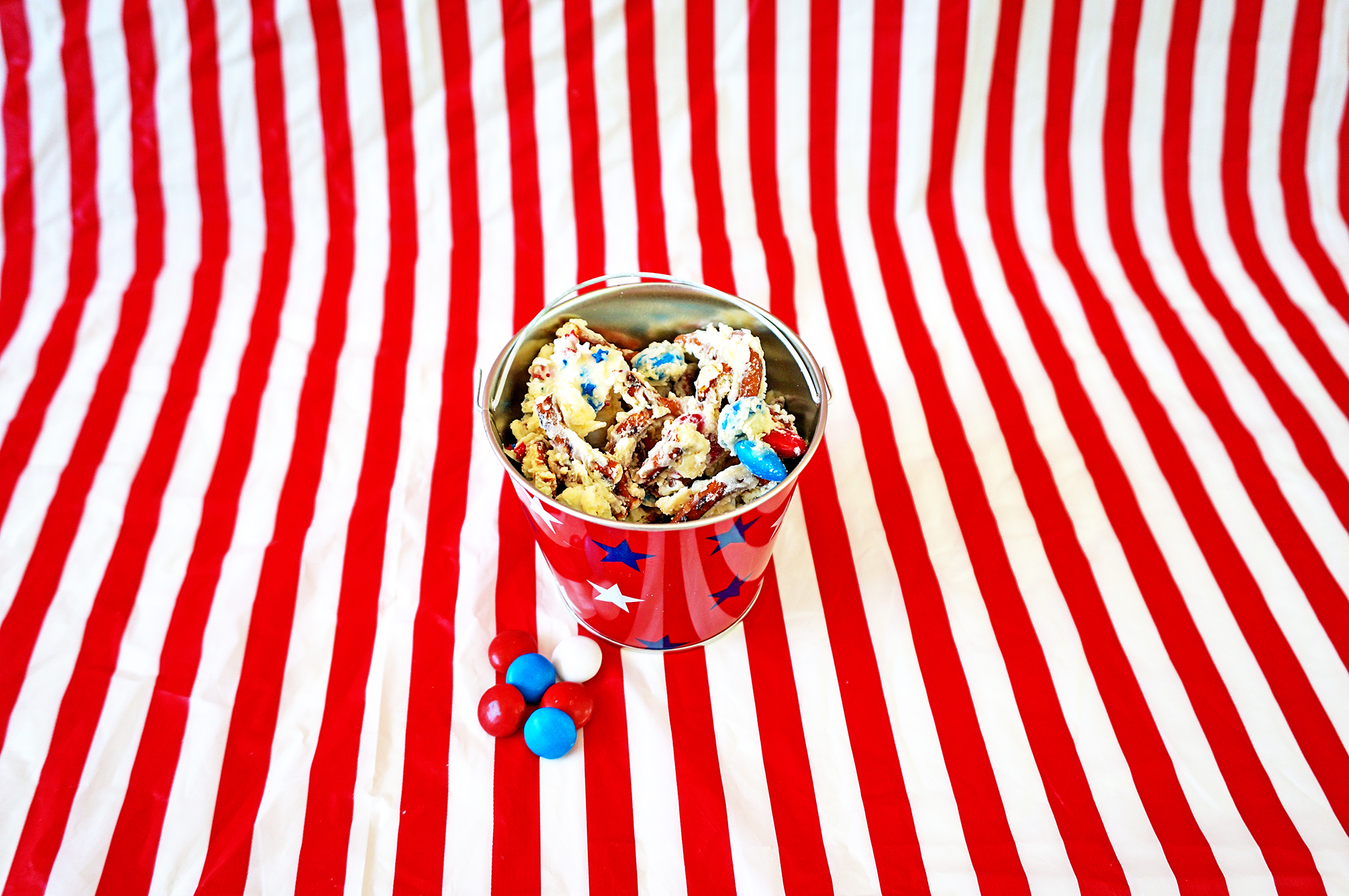 White Chocolate Pretzel Bark. Patriotic dessert. Candy bark. Patriotic Bark. Candy Bark.Mom Envy.