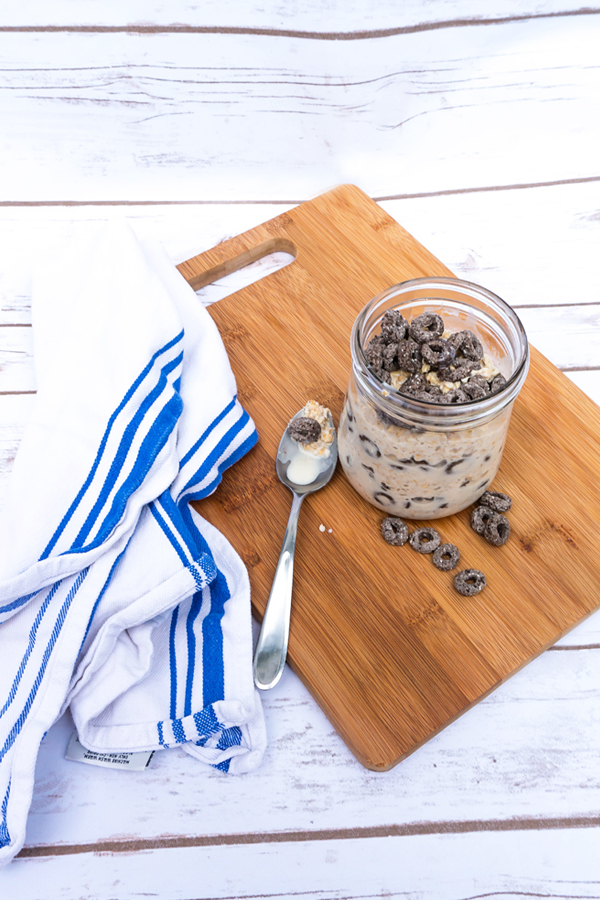 Cookies and Cream Overnight Oats recipe from Mom Envy. A simple and easy breakfast recipe. These are amazing overnight oats that are like dessert for breakfast. Oreo O's cereal make a great addition to an otherwise boring breakfast. Easy breakfast in a jar, or brunch in a jar. 