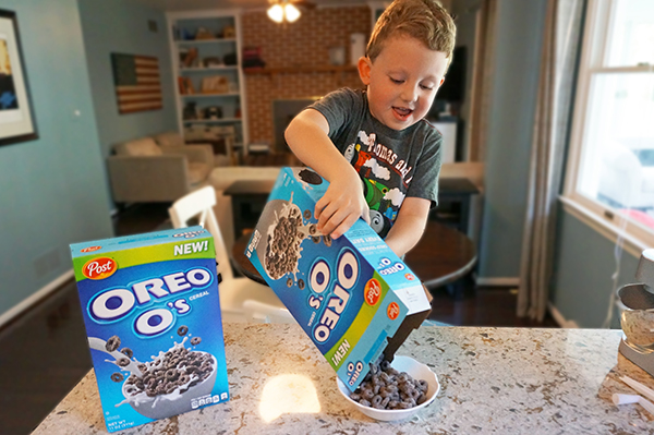 Cookies and Cream Overnight Oats recipe from Mom Envy. A simple and easy breakfast recipe. These are amazing overnight oats that are like dessert for breakfast. Oreo O's cereal make a great addition to an otherwise boring breakfast. Easy breakfast in a jar, or brunch in a jar. 