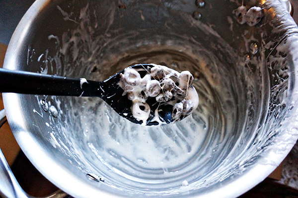 Cookies and Cream Overnight Oats recipe from Mom Envy. A simple and easy breakfast recipe. These are amazing overnight oats that are like dessert for breakfast. Oreo O's cereal make a great addition to an otherwise boring breakfast. Easy breakfast in a jar, or brunch in a jar. 