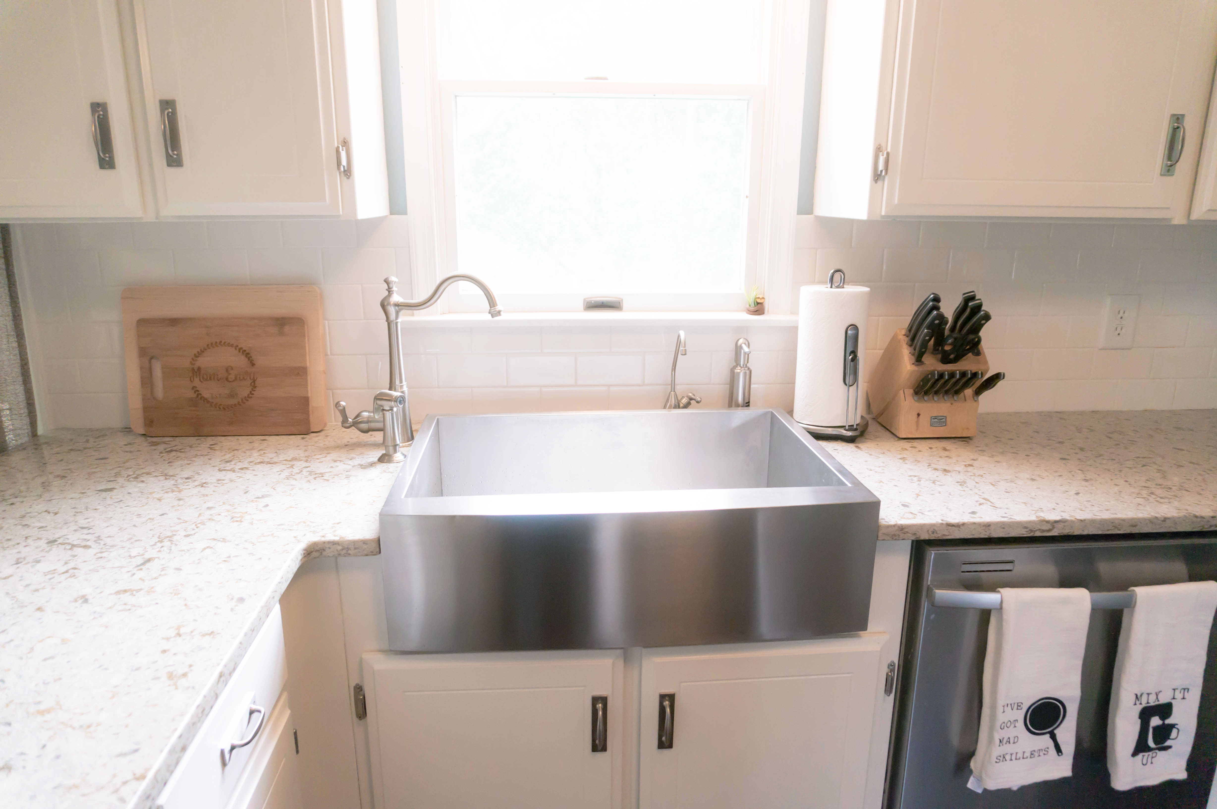 Farmhouse Kitchen. See how a 1980's kitchen was turned into a farmhouse kitchen. It was an inexpensive kitchen remodel. #farmhousekitchen #diykitchen #whitekitchen