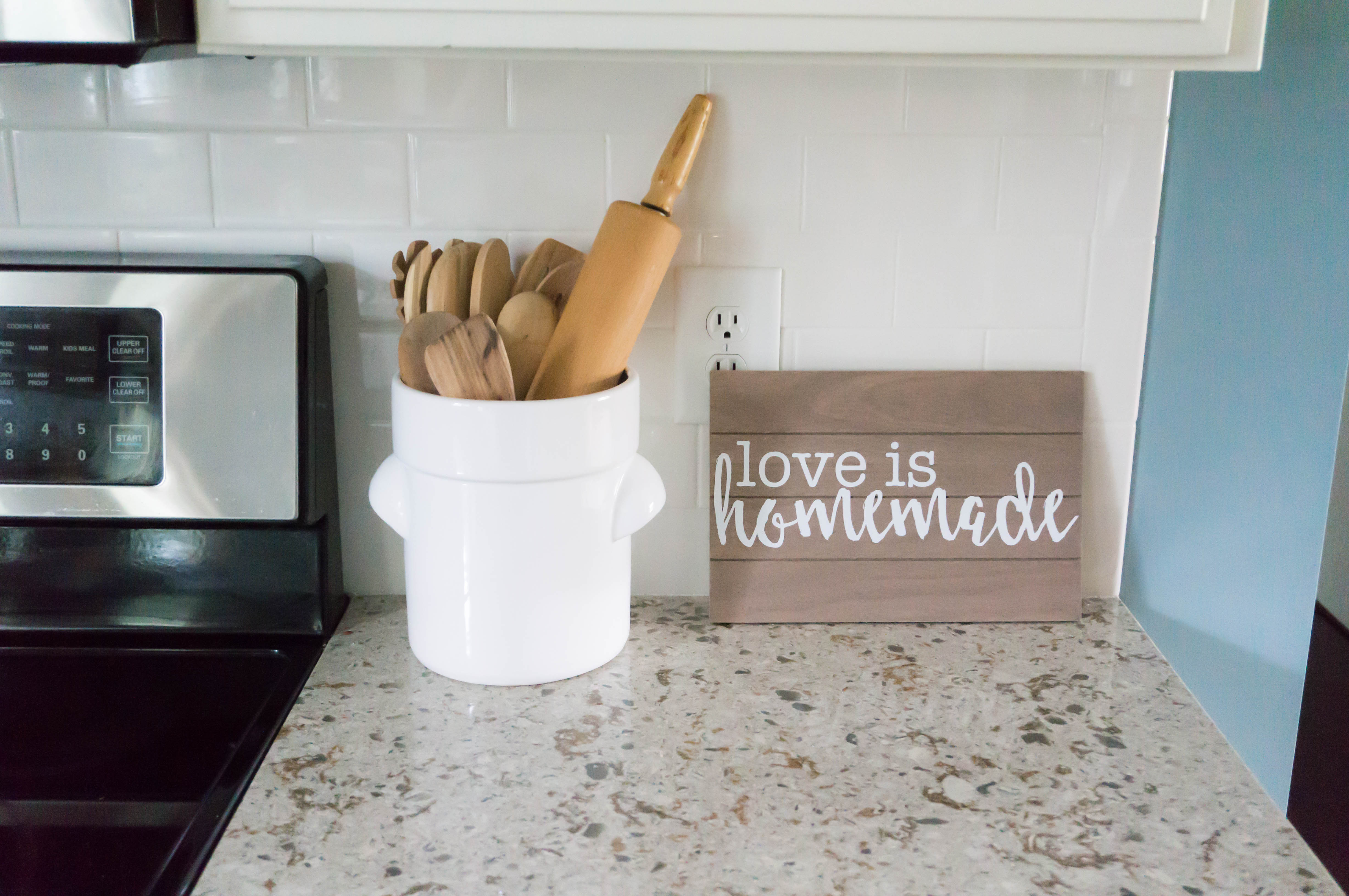 Farmhouse Kitchen. See how a 1980's kitchen was turned into a farmhouse kitchen. It was an inexpensive kitchen remodel. #farmhousekitchen #diykitchen #whitekitchen