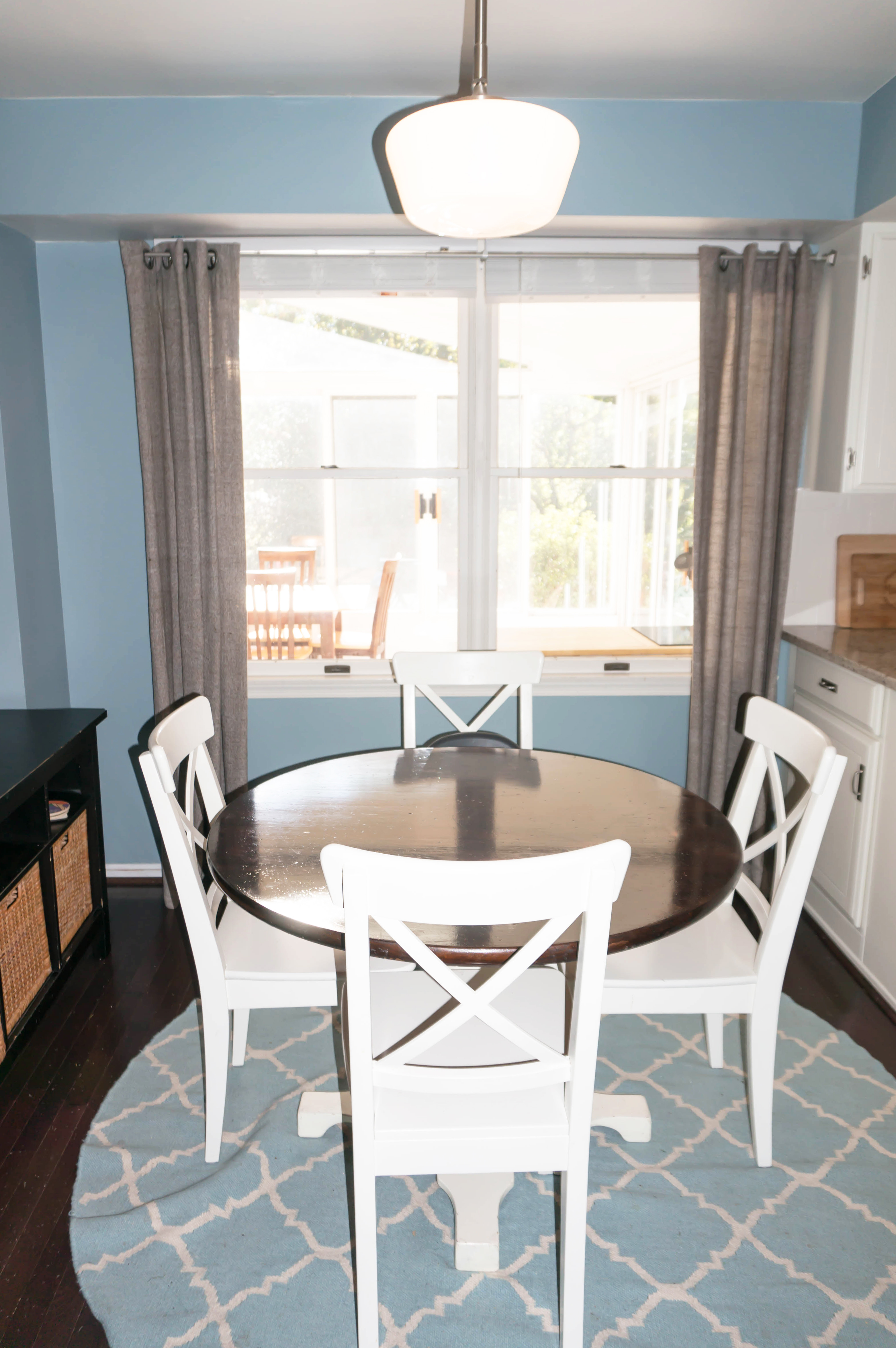 Farmhouse Kitchen. See how a 1980's kitchen was turned into a farmhouse kitchen. It was an inexpensive kitchen remodel. #farmhousekitchen #diykitchen #whitekitchen