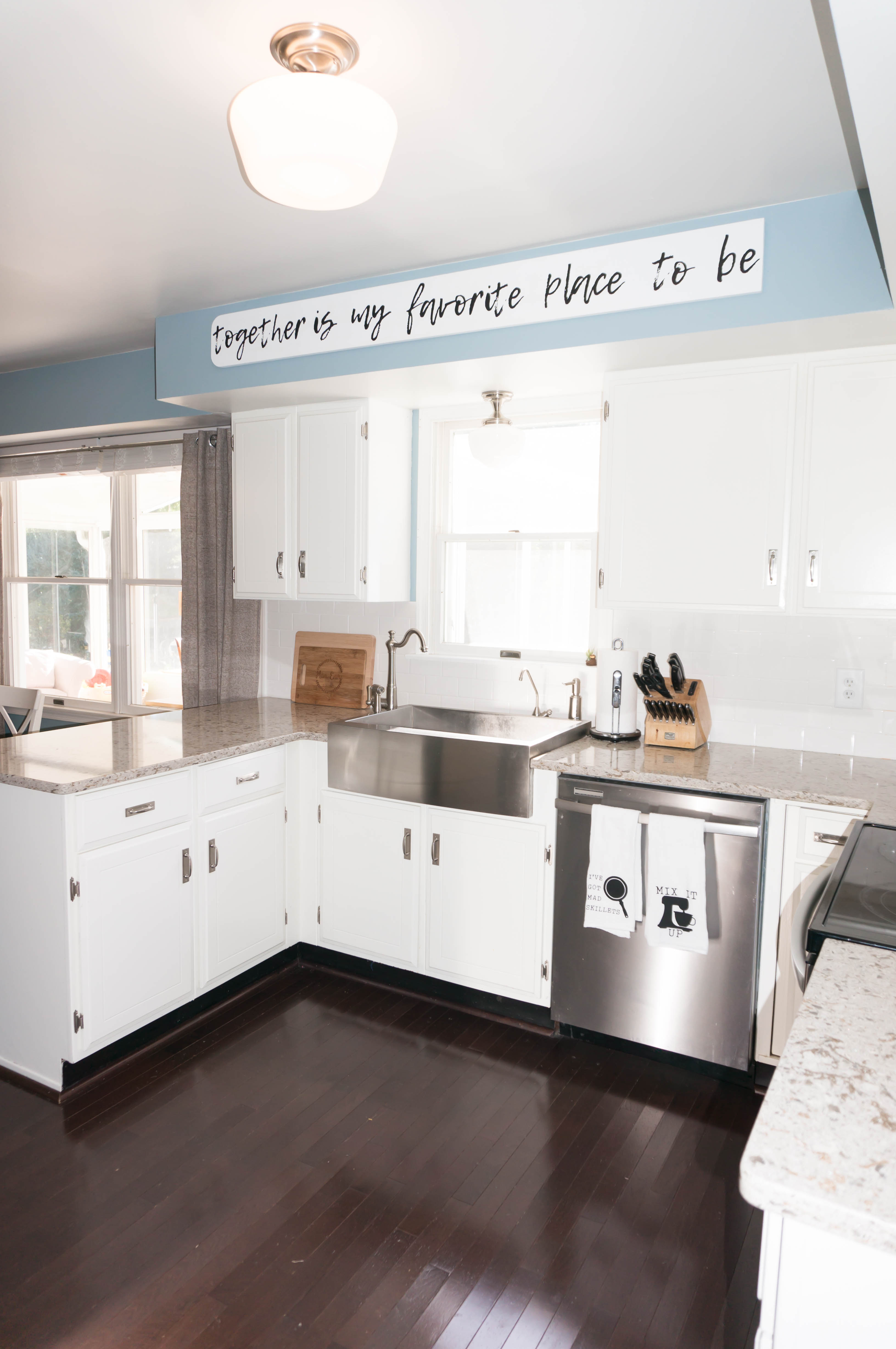 Farmhouse Kitchen. See how a 1980's kitchen was turned into a farmhouse kitchen. It was an inexpensive kitchen remodel. #farmhousekitchen #diykitchen #whitekitchen