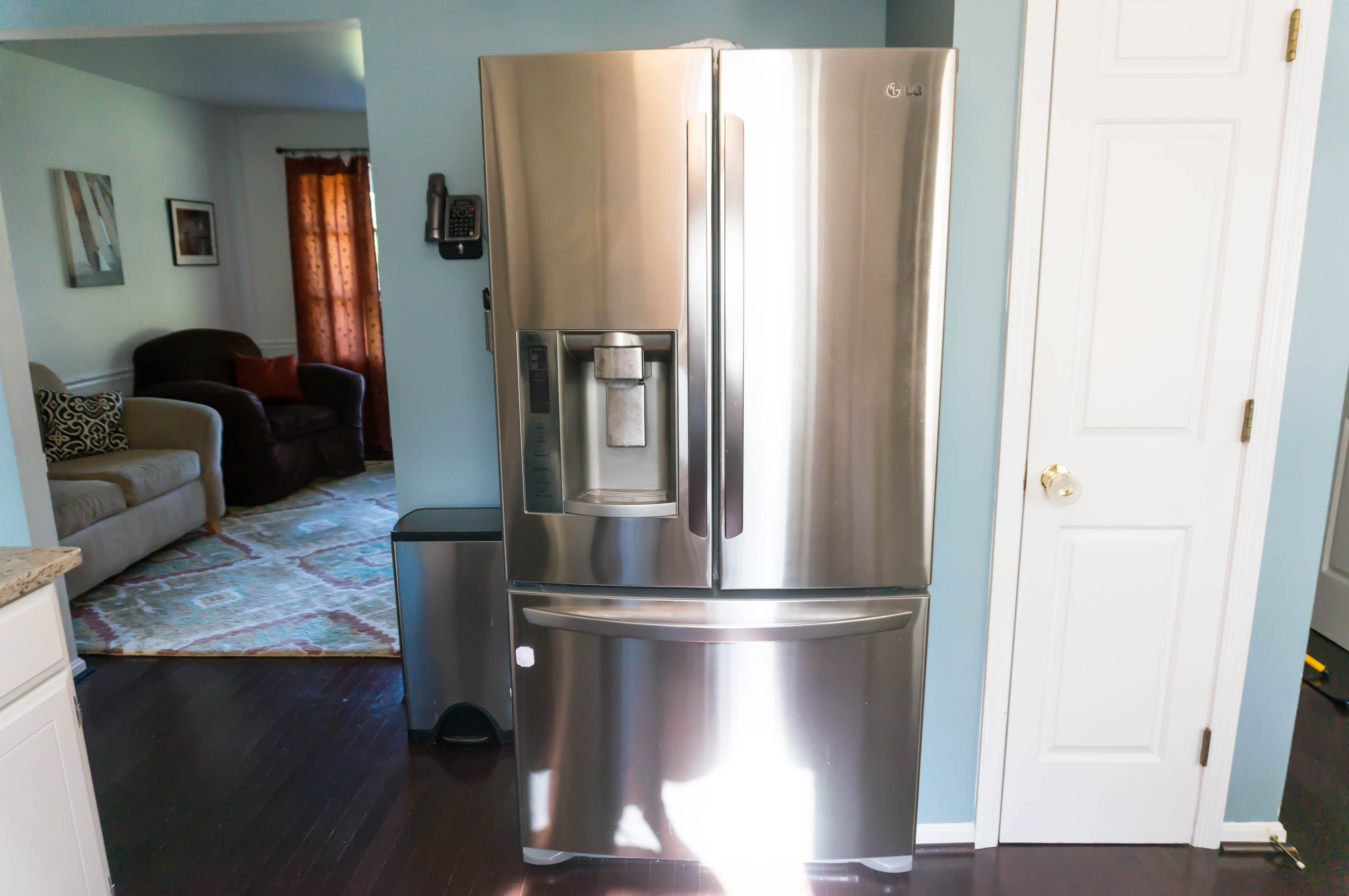 Farmhouse Kitchen. See how a 1980's kitchen was turned into a farmhouse kitchen. It was an inexpensive kitchen remodel. #farmhousekitchen #diykitchen #whitekitchen