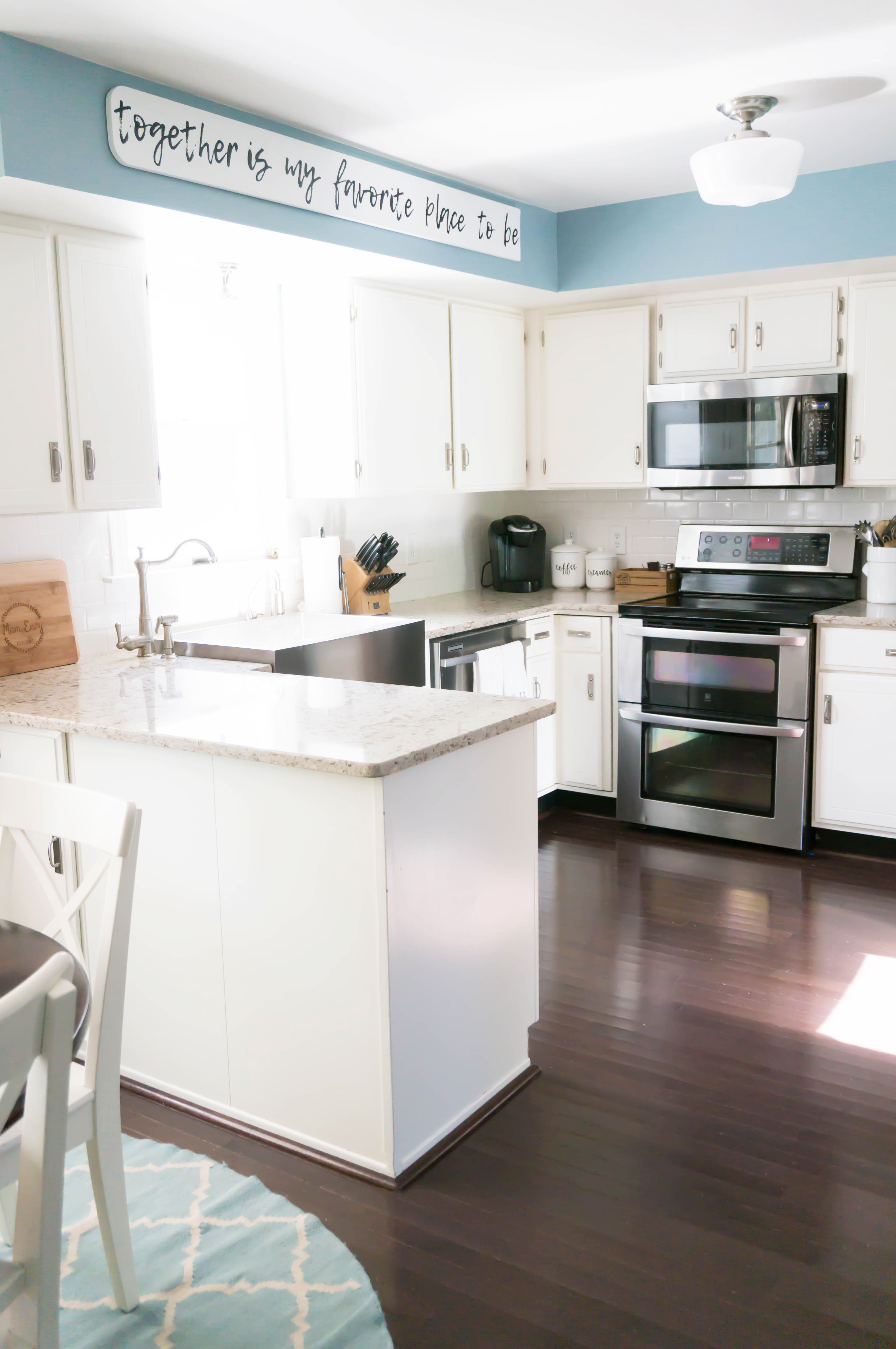 Farmhouse Kitchen. See how a 1980's kitchen was turned into a farmhouse kitchen. It was an inexpensive kitchen remodel. #farmhousekitchen #diykitchen #whitekitchen