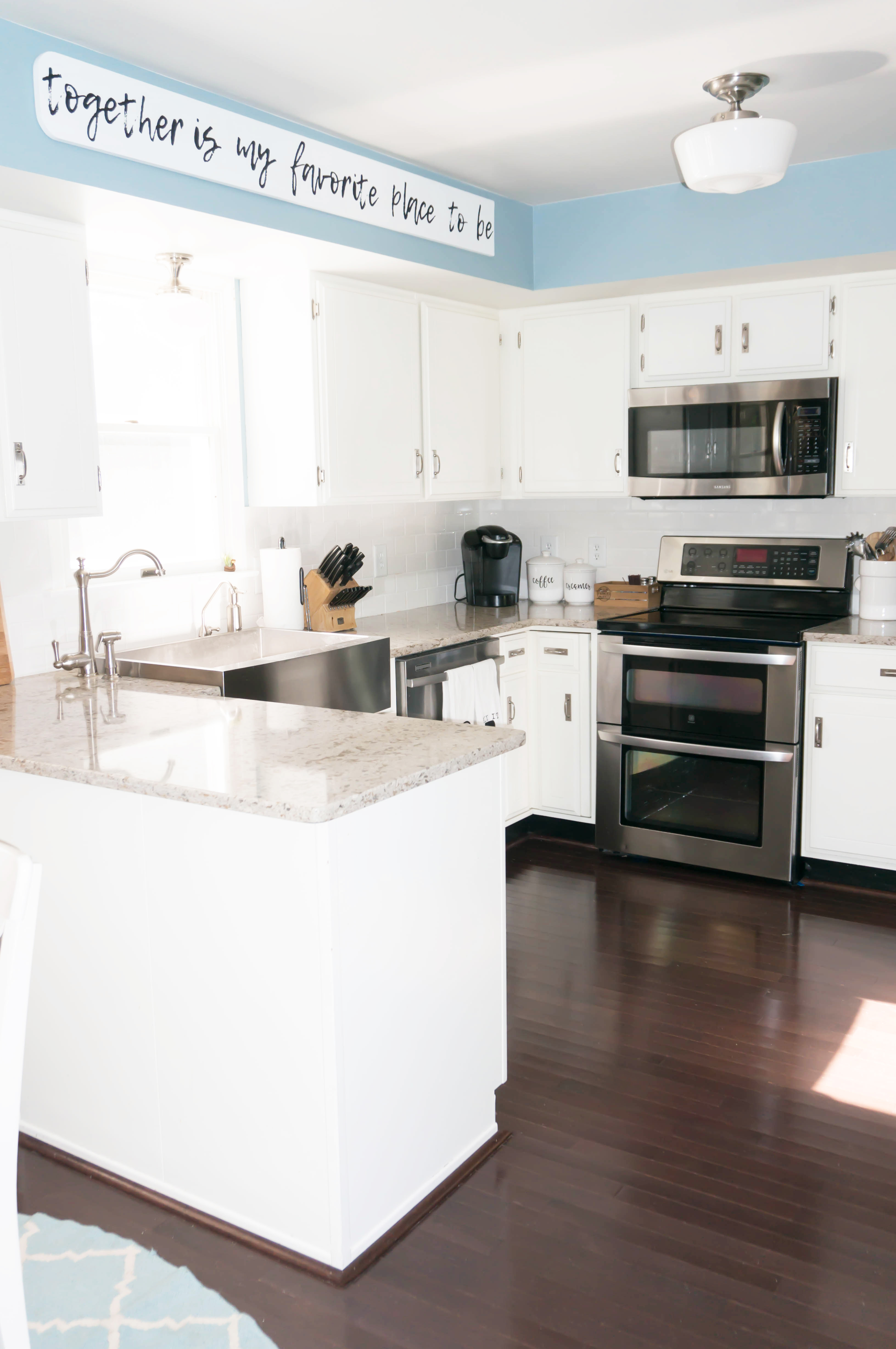 Farmhouse Kitchen. See how a 1980's kitchen was turned into a farmhouse kitchen. It was an inexpensive kitchen remodel. #farmhousekitchen #diykitchen #whitekitchen