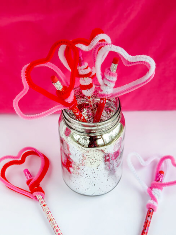 Valentine's Day Crafts for Kids. Lots of Valentine Craft Ideas for kids to do at class parties, at home, daycare, or more. #valentinescraft #valentinecraft #valentinecraftsforkids #kidscrafts