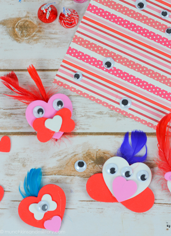 Valentine's Day Crafts for Kids. Lots of Valentine Craft Ideas for kids to do at class parties, at home, daycare, or more. #valentinescraft #valentinecraft #valentinecraftsforkids #kidscrafts