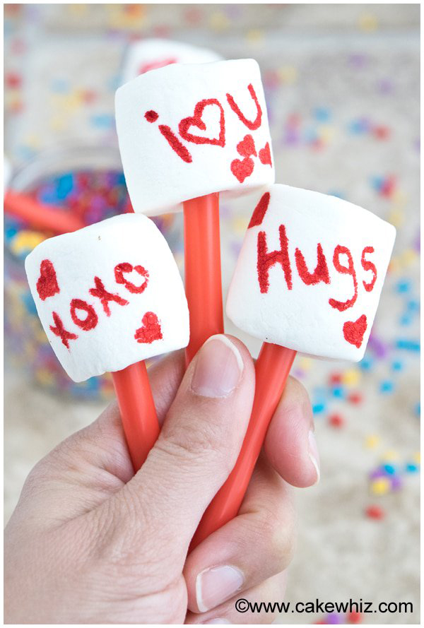 Valentine's Day Crafts for Kids. Lots of Valentine Craft Ideas for kids to do at class parties, at home, daycare, or more. #valentinescraft #valentinecraft #valentinecraftsforkids #kidscrafts