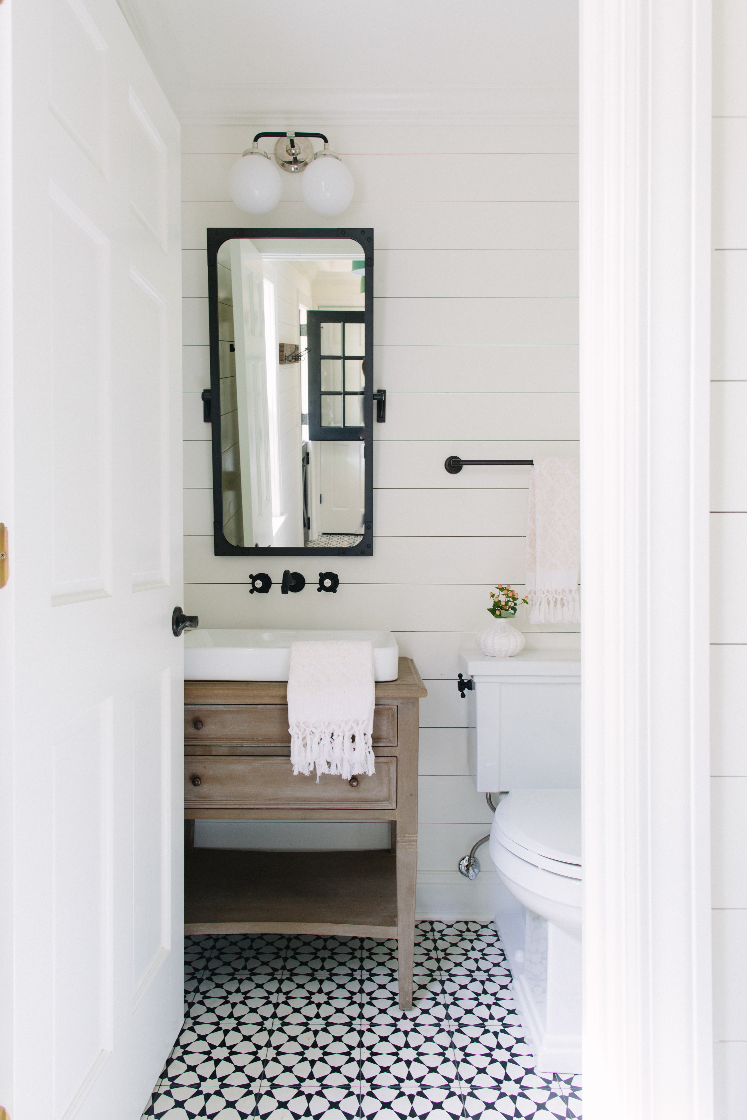 DIY Bathroom Remodel Inspiration photo. Beautiful farmhouse bathroom ideas. #farmhouse #farmhousebathroom