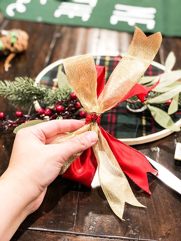 Embroidery hoop Christmas wreath. Create this easy and beautiful Christmas wreath using HTV. It's an easy Silhouette or Cricut Christmas craft. #silhouette #cricut #christmasdecor #christmasdiy