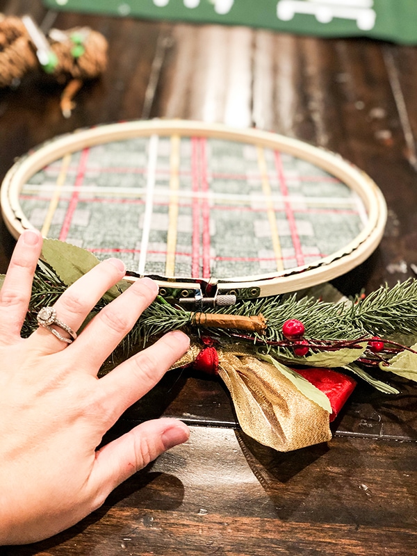 Embroidery hoop Christmas wreath. Create this easy and beautiful Christmas wreath using HTV. It's an easy Silhouette or Cricut Christmas craft. #silhouette #cricut #christmasdecor #christmasdiy