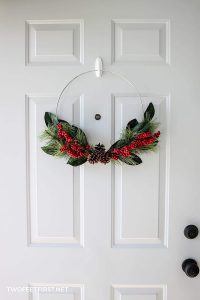Front Door Christmas Decorations Ideas - 15 amazing ideas to decorate your door for the holidays. Simple DIY Christmas wreaths and more. #christmasdecor #christmaswreaths