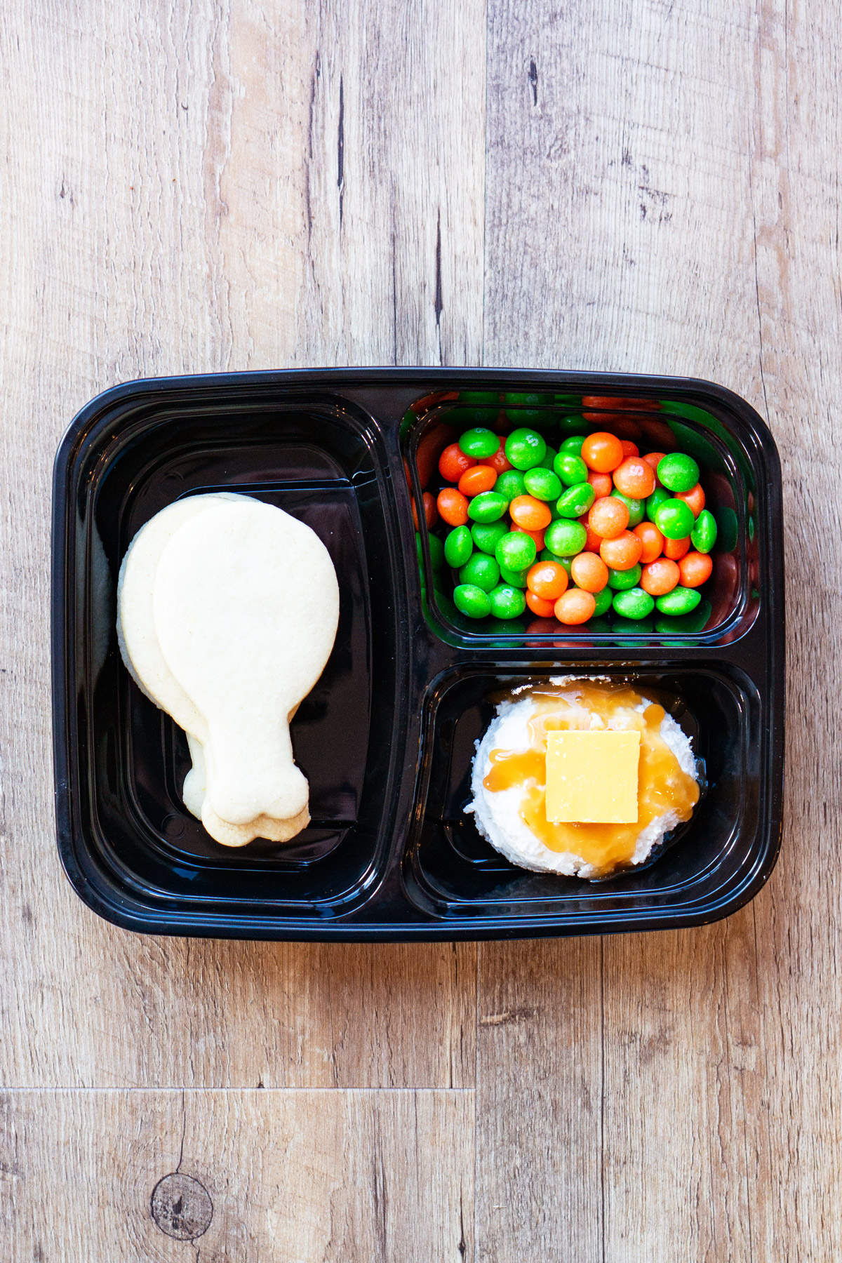 This is an example of a complete Thanksgiving turkey dinner cookie set.